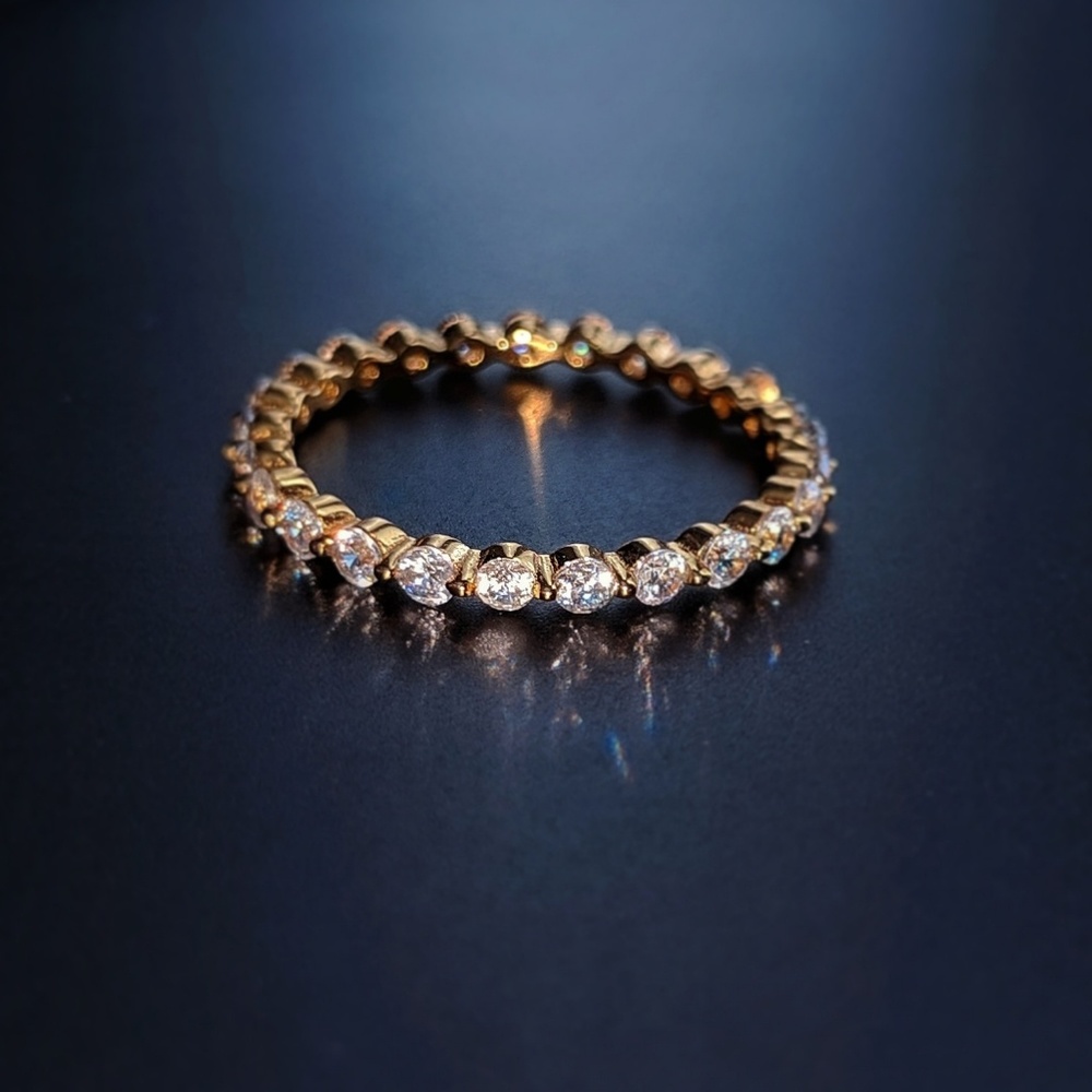 18k Gold Floating Eternity Infinity Band Round